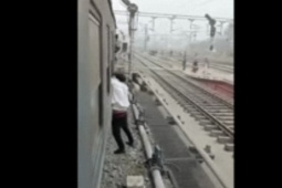 Phi thường - kỳ quặc - Bài học đắt giá cho người đàn ông cố giật điện thoại di động của hành khách đi tàu