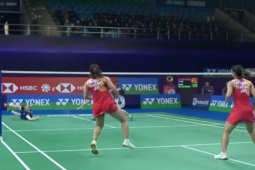 Thể thao - Người đẹp "nằm ngửa, nằm nghiêng" lăn xả cứu pha cầu lông kinh điển