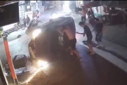 Tin tức trong ngày - Clip: Ô tô "điên" gặp nạn kinh hoàng rồi lật "phơi bụng", người dân phá kính cứu tài xế