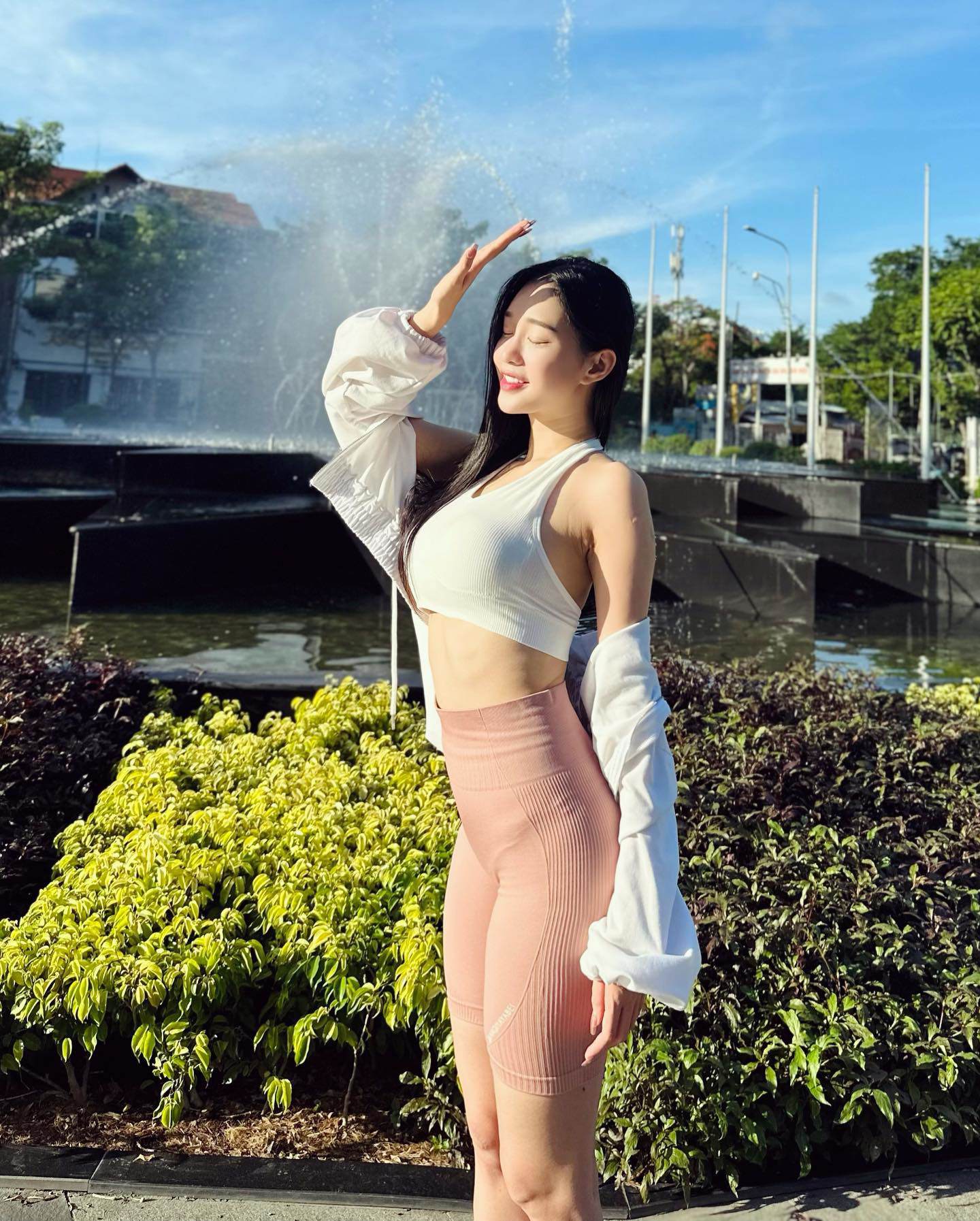 Váy áo khoe nét đẹp đầy đặn của cô gái Sài thành được khen ngợi là "thần tiên tỷ tỷ" - 11