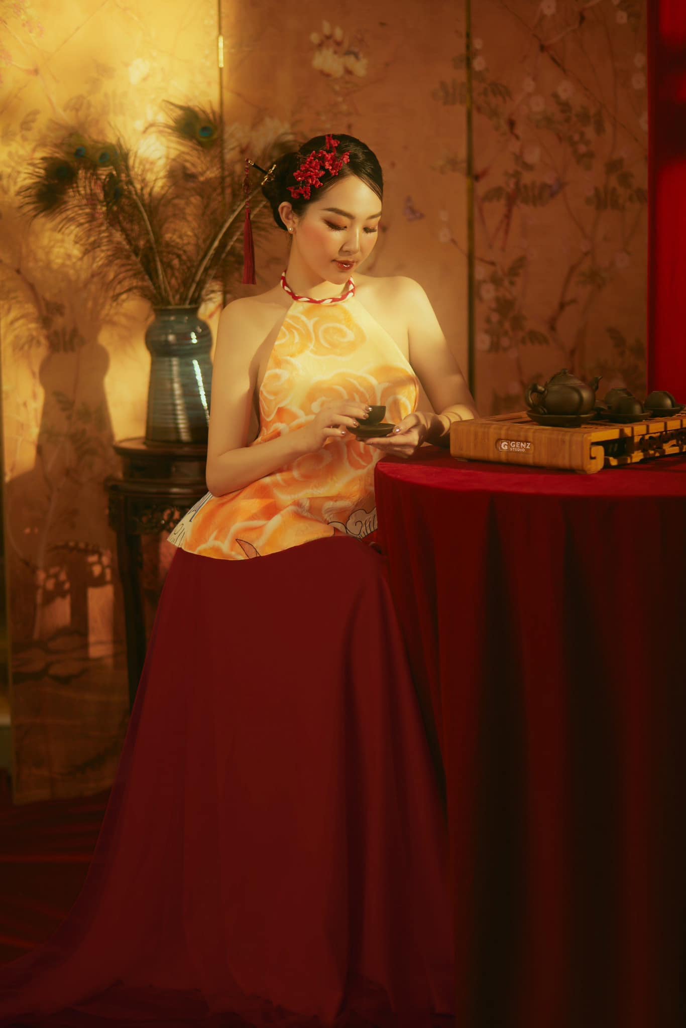 Người đẹp Việt khéo chọn nội y với váy yếm hở trọn lưng ong - 8