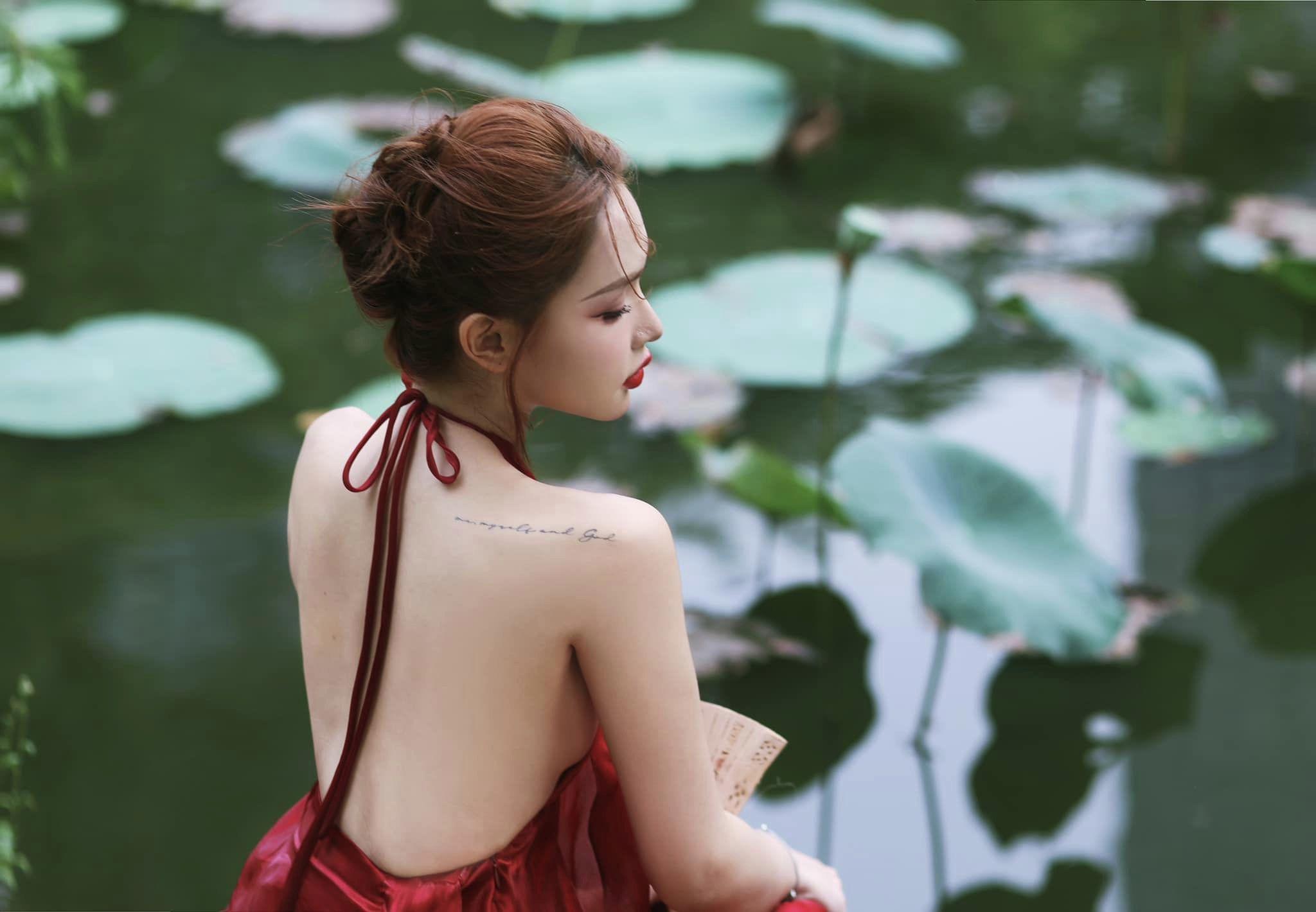 Người đẹp Việt khéo chọn nội y với váy yếm hở trọn lưng ong - 2