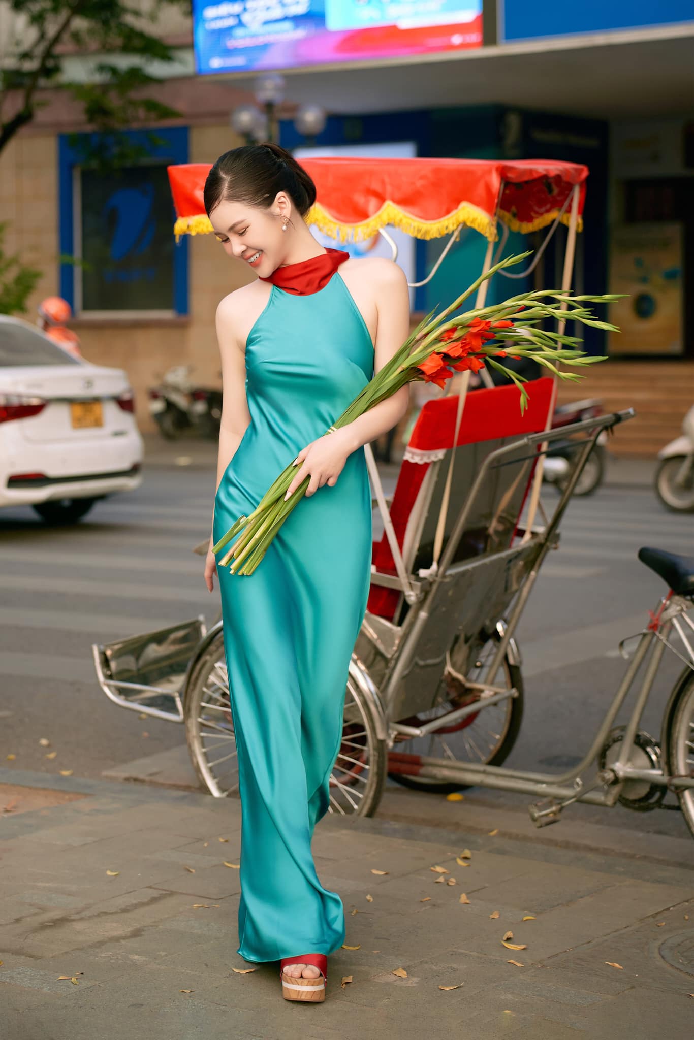 Người đẹp Việt khéo chọn nội y với váy yếm hở trọn lưng ong - 12