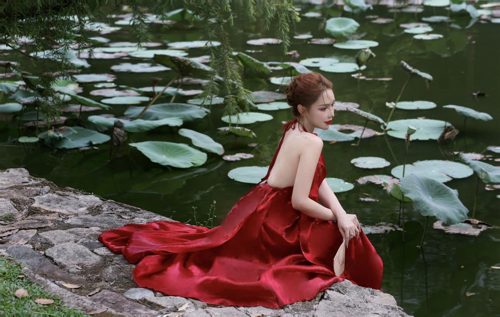 Người đẹp Việt khéo chọn nội y với váy yếm hở trọn lưng ong - 3