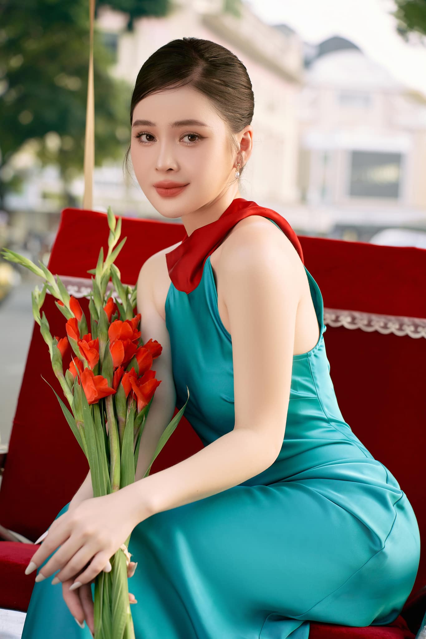 Năm nay, hot girl RMIT Thái Thảo Nguyên cũng khoe sắc với bộ ảnh diện váy yếm, giúp tôn dáng mà không phô.