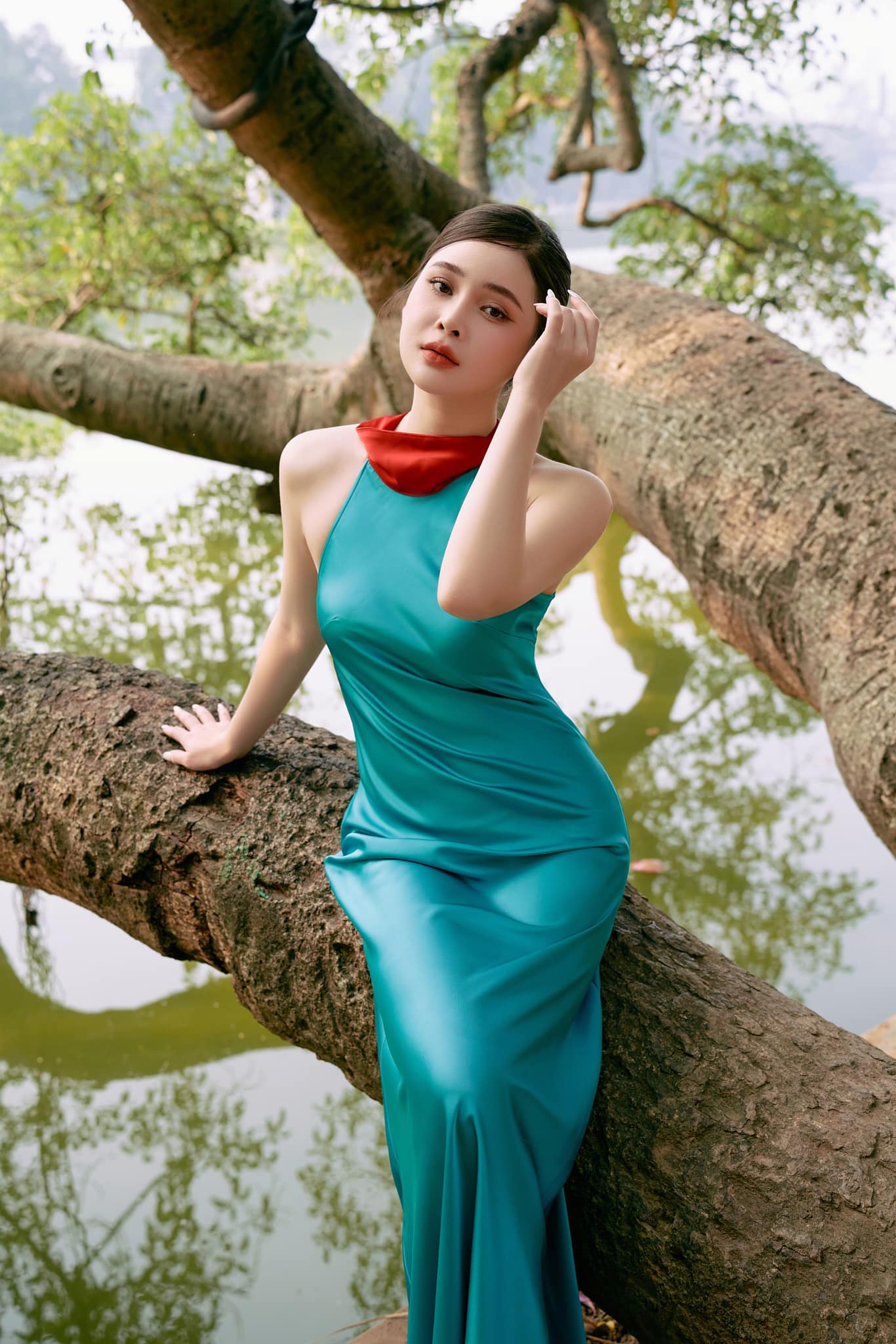 Người đẹp Việt khéo chọn nội y với váy yếm hở trọn lưng ong - 11
