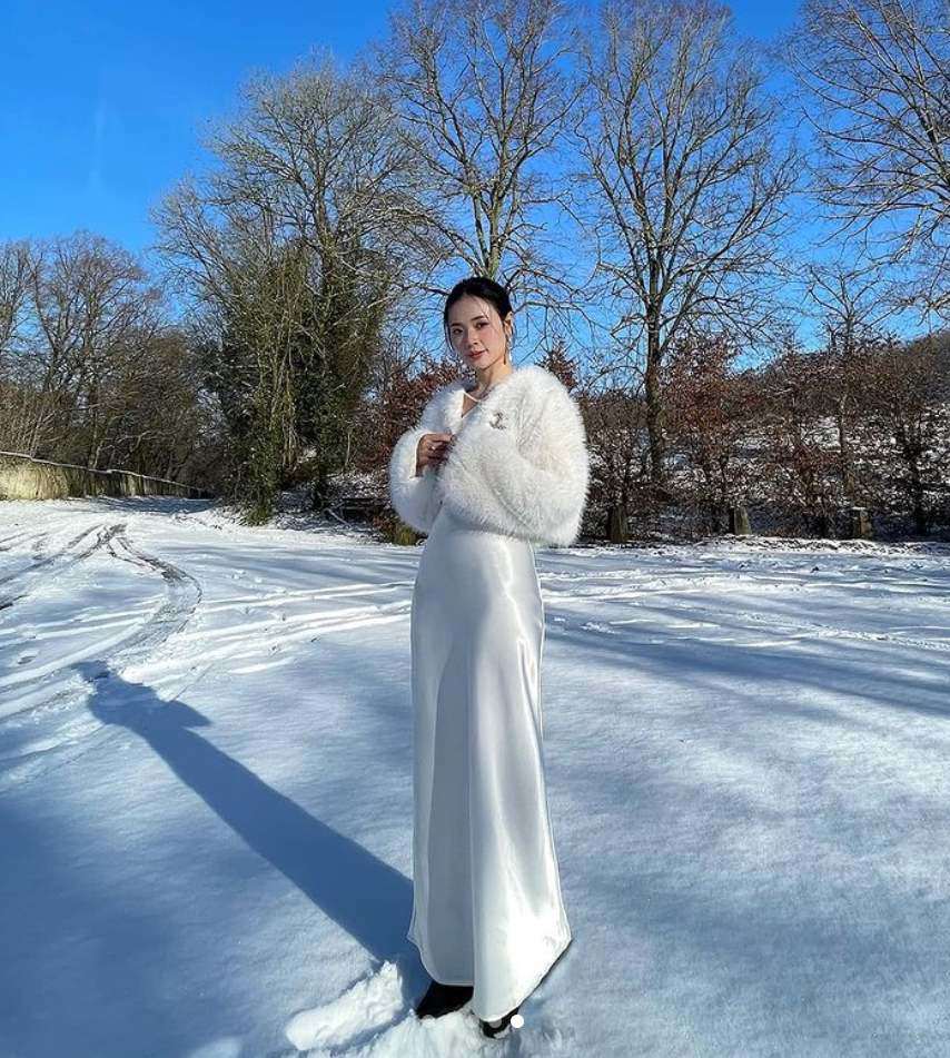 Nữ đại gia showbiz Việt mặc váy lụa mỏng giữa tuyết, thoát tai nạn 