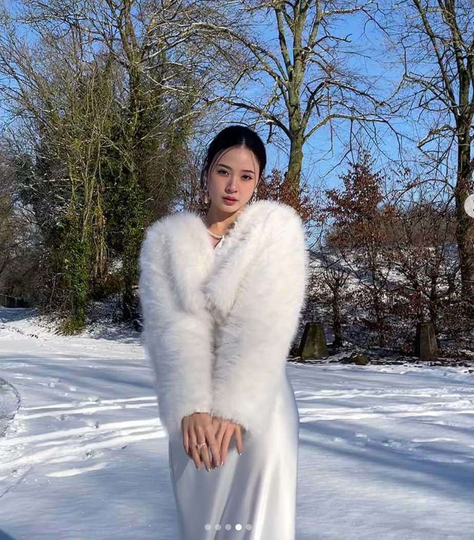 Midu mặc váy lụa mỏng giữa tuyết - 3