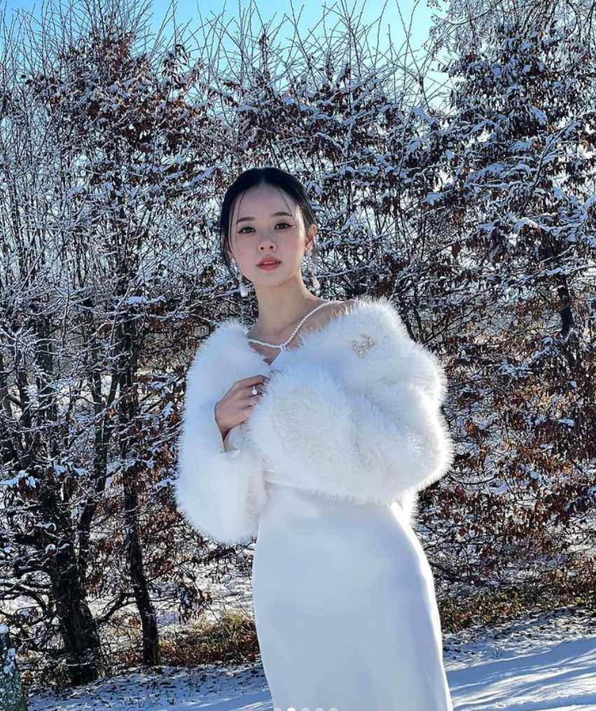 Nữ đại gia showbiz Việt mặc váy lụa mỏng giữa tuyết, thoát tai nạn 