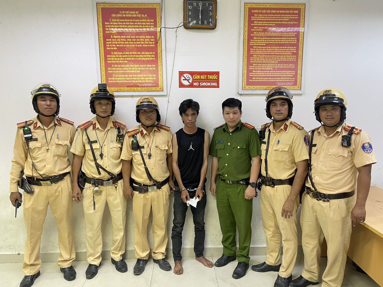Đối tượng Thái (giữa) bị bắt giữ