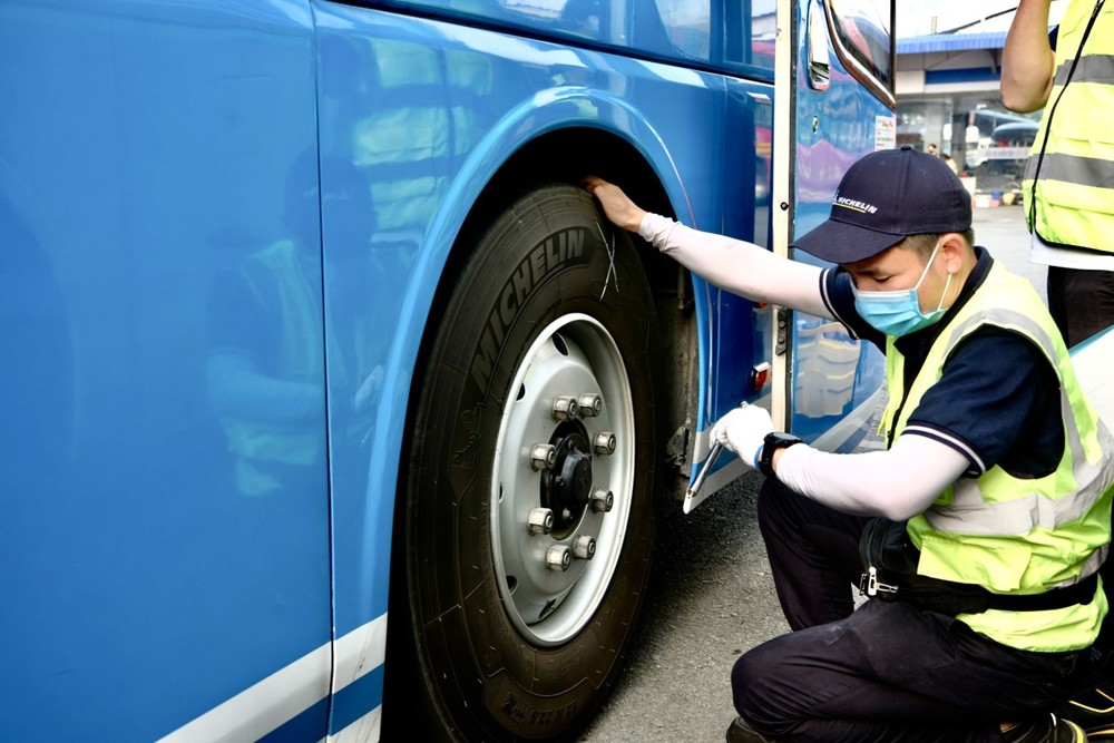 Michelin cung cấp dịch vụ kiểm tra an toàn miễn phí tại chỗ bao gồm đo áp suất lốp, độ sâu gai, độ chụm, phát hiện hư hỏng, cũng như tư vấn đảo lốp, thay lốp,...