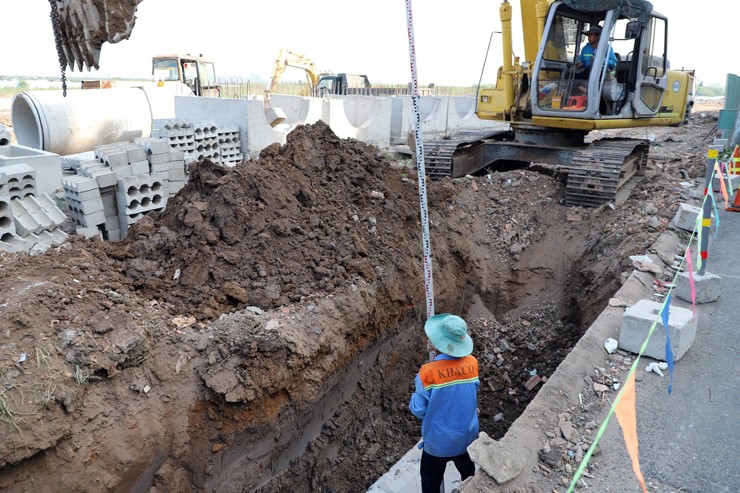 Hiện các công nhân đang tất bật thi công, thực hiện nhiều hạng mục như lắp đặt hệ thống cống thoát nước, xây dựng đường, tường chắn, vỉa hè...