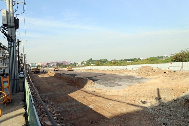 Đường C12 hiện hữu nhỏ hẹp, nằm cạnh tuyến đường đường huyết mạch Trường Chinh, ngã ba Mũi Tàu nên có mật độ phương tiện lưu thông khá cao. Tuyến đường này là điểm cuối của dự án đường nối Trần Quốc Hoàn - Cộng Hòa. Sau khi hoàn thành, tuyến đường C12 hiện hữu sẽ hợp nhất với phần đất sân bay Tân Sơn Nhất, tạo thành tuyến đường mới rộng lên 30m, tổ chức giao thông 6 làn xe.