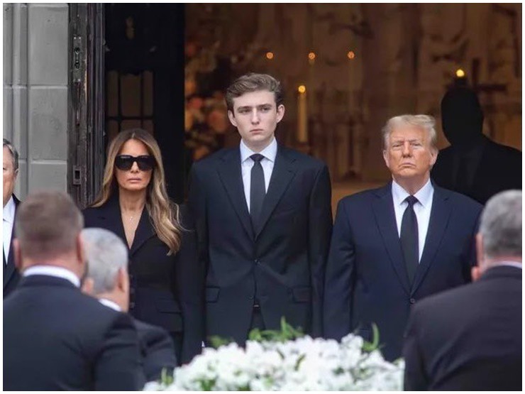 Barron Trump xuất hiện cùng gia đình trong tang lễ của bà ngoại.