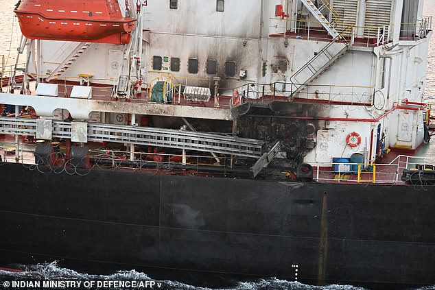 Tàu hàng MV Genco Picardy bị hư hại ở mạn trái của phòng điều khiển.