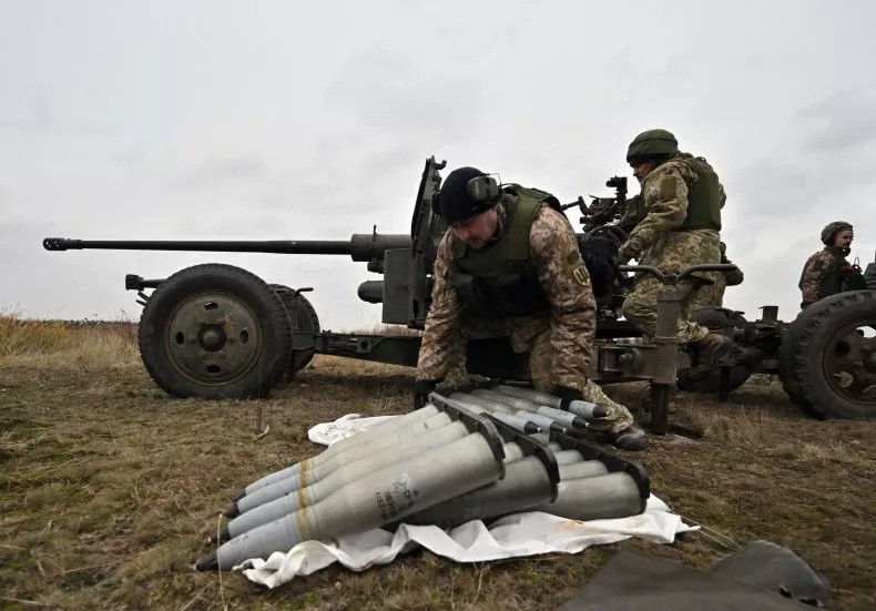 Binh sĩ Ukraine nạp đạn pháo ở vùng Chernigiv vào tháng 11/2023. Ảnh: Sergei Supinsky