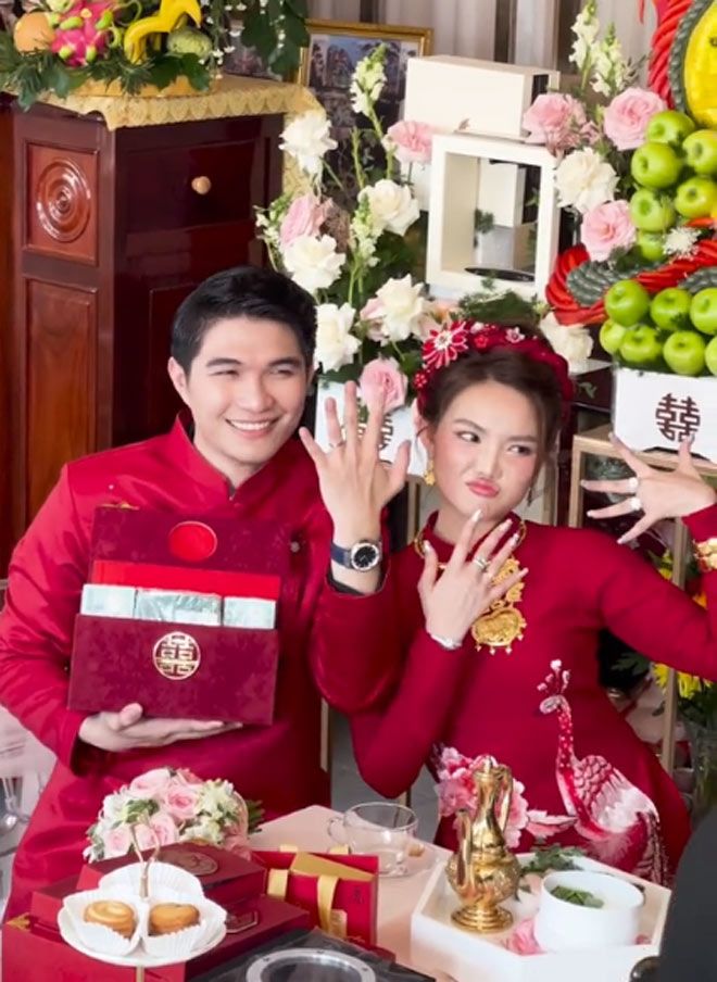 Vợ chồng Huỳnh Giao nhận quà cưới 