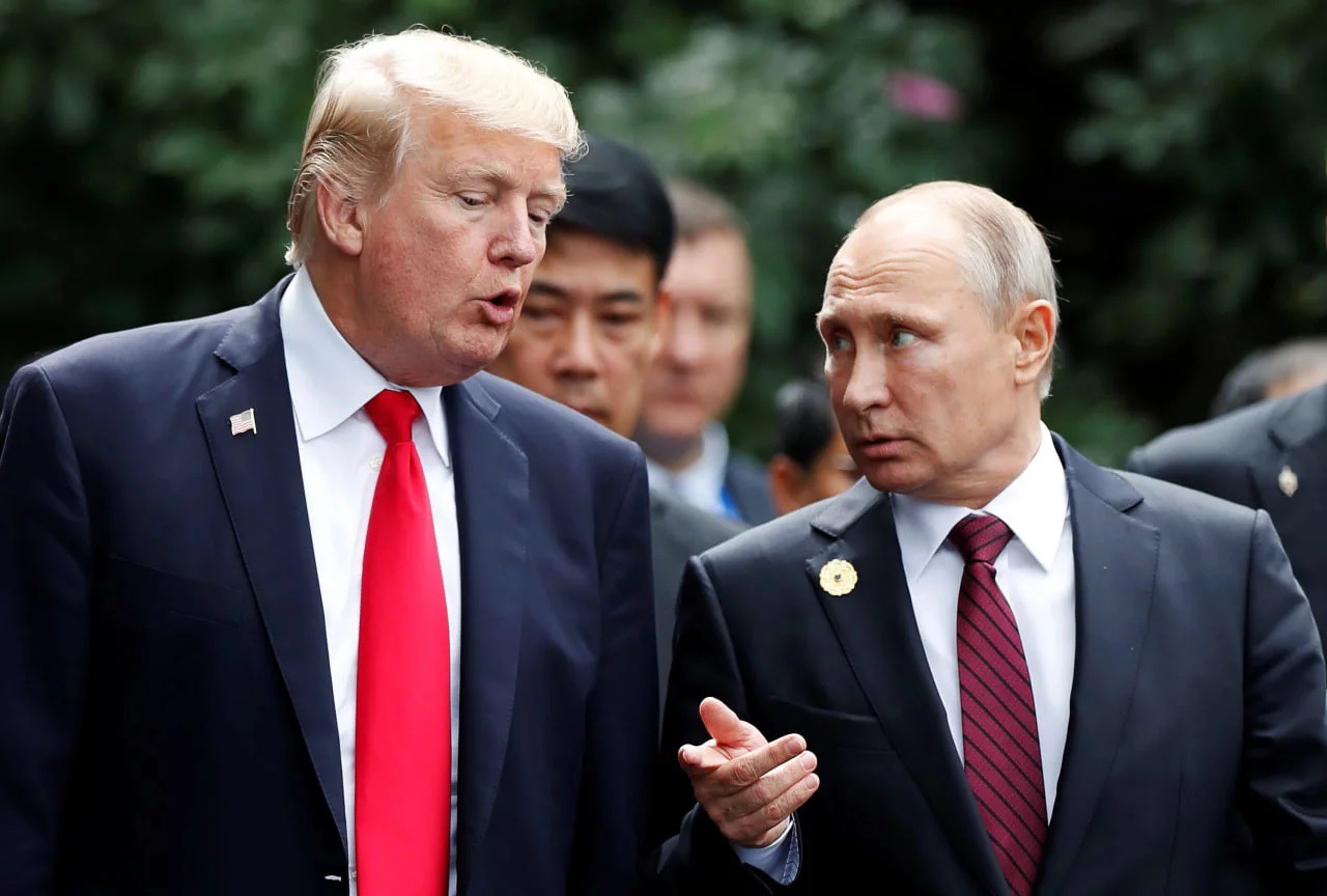 Ông Trump và ông Putin trong một cuộc gặp (ảnh: AP)