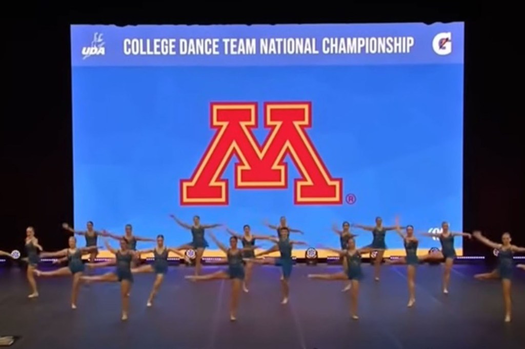 Hoạt động thường lệ của đội khiêu vũ Đại học Minnesota tại Giải vô địch quốc gia về đội cổ vũ và đội khiêu vũ đã lan truyền trên mạng.