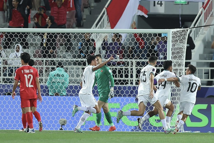 Indonesia có được bàn thắng mở tỷ số sau khi Thanh Bình "tặng" cho đối thủ quả penalty