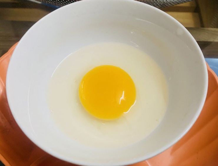 Lòng đỏ trứng là khu vực lưu trữ các chất dinh dưỡng, nó là nguồn cung cấp protein chất lượng cao. Ảnh: PHƯƠNG LÊ.
