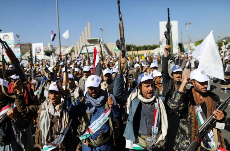 Các chiến binh Houthis tình nguyện chiến đấu chống lại Israel ở Gaza diễu hành ở thủ đô Sana (Yemen) hồi tháng 12-2023. Ảnh: REUTERS
