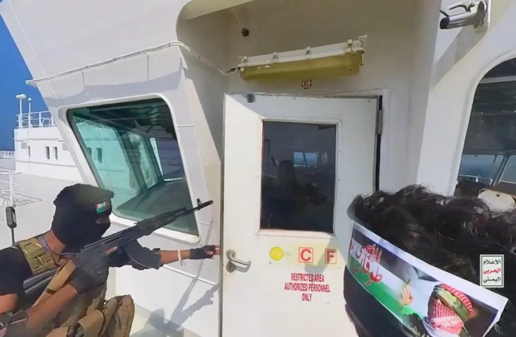 Lực lượng Houthis bắt giữ tàu chở hàng Galaxy Leader ở Biển Đỏ vào ngày 20-11-2023. Ảnh: GETTY IMAGES