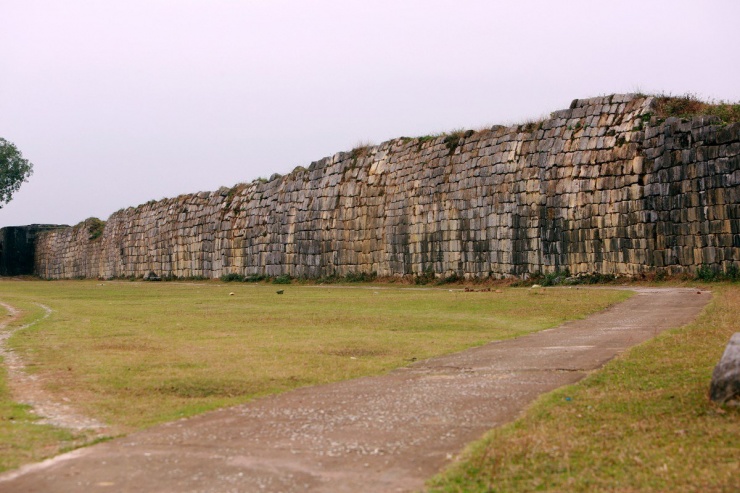 Tường thành đá có chu vi hơn 3,5 km với nhiều đoạn tường thành gần như nguyên vẹn.