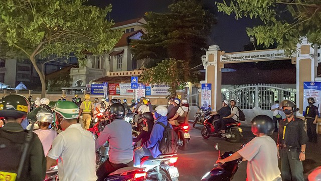 Đội CSGT Bến Thành lập chốt kiểm tra nồng độ cồn trên đường Nguyễn Văn Cừ