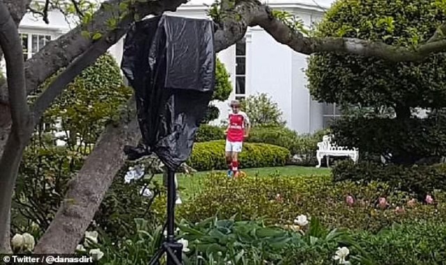 Barron mặc áo đấu CLB Arsenal ở bên trong khuôn viên Nhà Trắng. Ảnh: Twitter