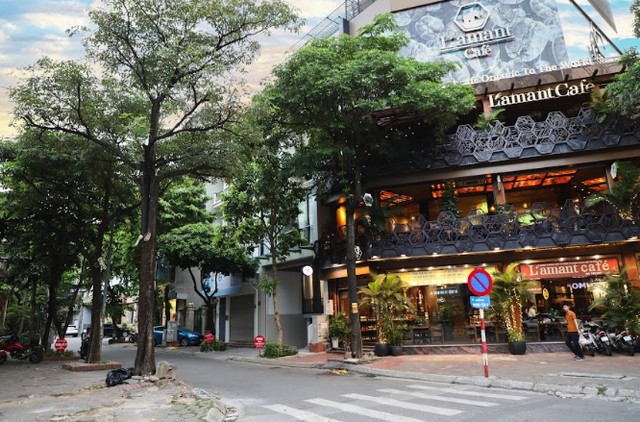 Phố Thâm Tâm nằm cạnh nhiều phố mang tên các văn nghệ sĩ nổi tiếng Lưu Quang Vũ, Xuân Quỳnh, Nguyễn Bá Khoản, Tú Mỡ...