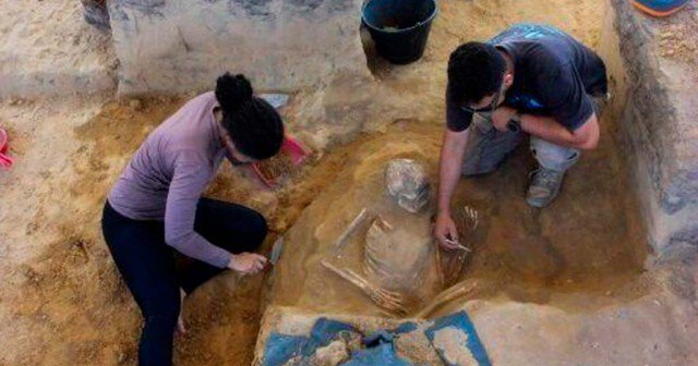 Các nhà khảo cổ đang khai quật một bộ hài cốt - Ảnh: IPHAN