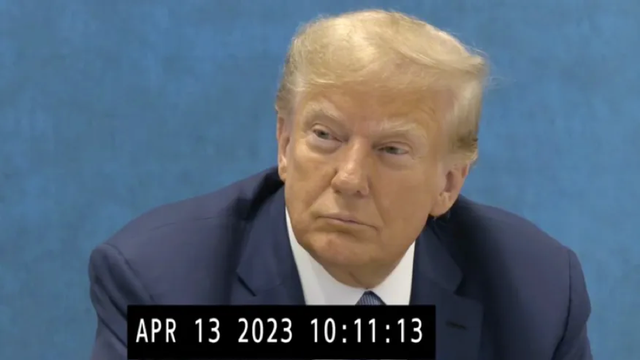 Biểu cảm của ông Trump trong đoạn video quay ngày 13-4-2023. Ảnh: AP