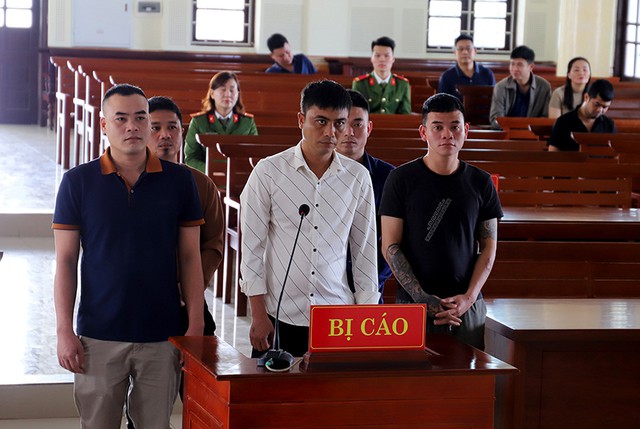 Nhóm bị cáo tại phiên tòa