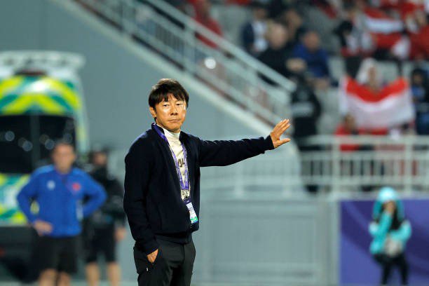 HLV Shin Tae-yong cũng không quá "nâng tầm" tuyển Indonesia qua trận thắng may mắn Việt Nam tối 19-1. Ảnh: Getty
