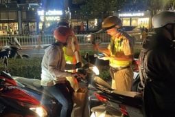 Tin tức trong ngày - Đêm khuya, người vi phạm nồng độ cồn đòi CSGT TP HCM "kiểm tra độ tỉnh táo"
