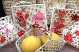 Tin tức trong ngày - Người làng nghề đan giỏ quà chạy đua với Tết