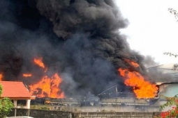 Tin tức trong ngày - Xưởng sản xuất nệm mút chìm trong biển lửa, nhiều người hoảng loạn tháo chạy