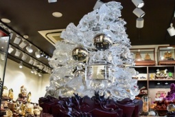 Tin tức trong ngày - Chiêm ngưỡng bức tượng “Cửu long hợp nhất” bằng đá quý giá hơn 2 tỷ đồng