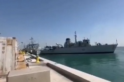 Video: Khoảnh khắc hai tàu chiến Anh va vào nhau ở Vịnh Ba Tư