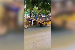 Ô tô - Clip: Xe ba gác "phiên bản giới hạn" dùng bánh xe bằng thân cây gỗ