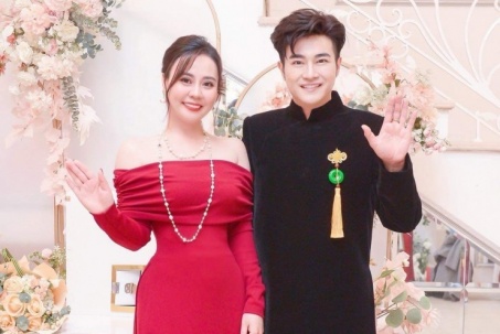 “Hoa hậu 2 nhiệm kỳ” Phan Kim Oanh thả dáng với áo dài đỏ rực
