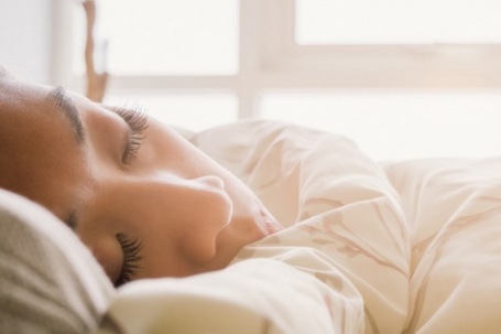 4 thói quen không lành mạnh khi ngủ nên tránh