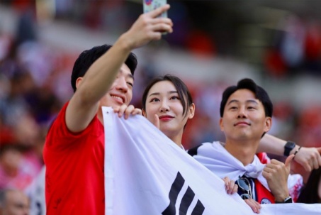 Dàn fan nữ Hàn Quốc xinh đẹp tiếp lửa Son Heung Min đấu Jordan