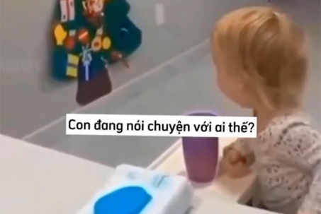 Khi con nói chuyện với "ai đó" khiến bố mẹ hết hồn