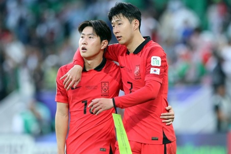 Son Heung Min động viên Lee Kang In sau trận hoà nghẹt thở của Hàn Quốc