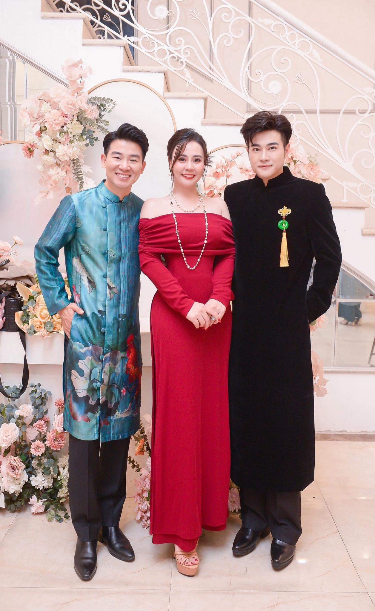 “Hoa hậu 2 nhiệm kỳ” Phan Kim Oanh thả dáng với áo dài đỏ rực - 1