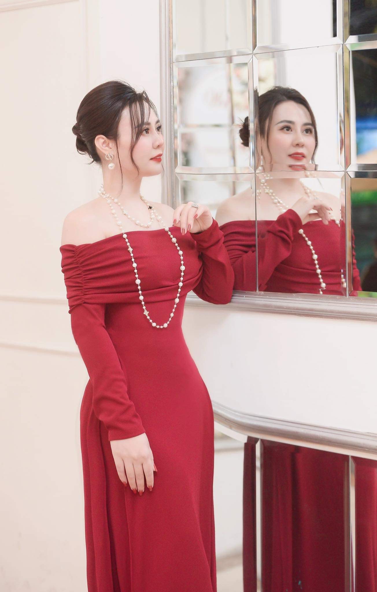 “Hoa hậu 2 nhiệm kỳ” Phan Kim Oanh thả dáng với áo dài đỏ rực - 2