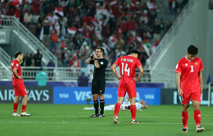 Tiếng còi mãn cuộc vang lên sau trận đấu Việt Nam - Indonesia khiến các cầu thủ Việt Nam tỏ ra vô cùng thất vọng