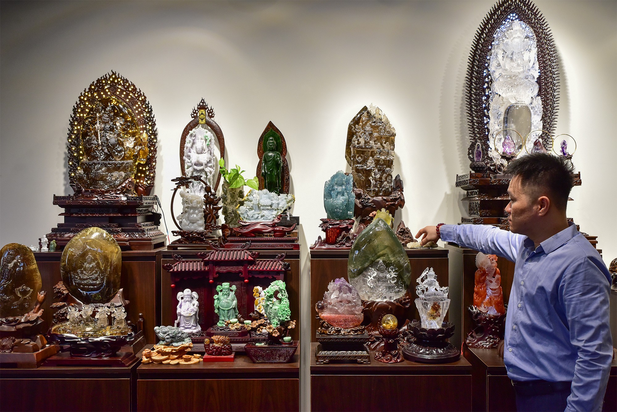 Hiện tại, anh Khoa có bộ sưu tập lên đến hàng nghìn tác phẩm tượng, đa phần các bức tượng đá có chủ đề về Phật giáo, các nhân vật thời xưa của Việt Nam được trưng bày rất bắt mắt.